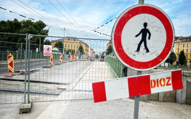 Oprava Pražského mostu v Hradci je za půlkou, omezení zůstává