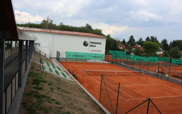 Jičín má novou sportovní halu. Sloužit bude pro tenis, badminton a další sporty