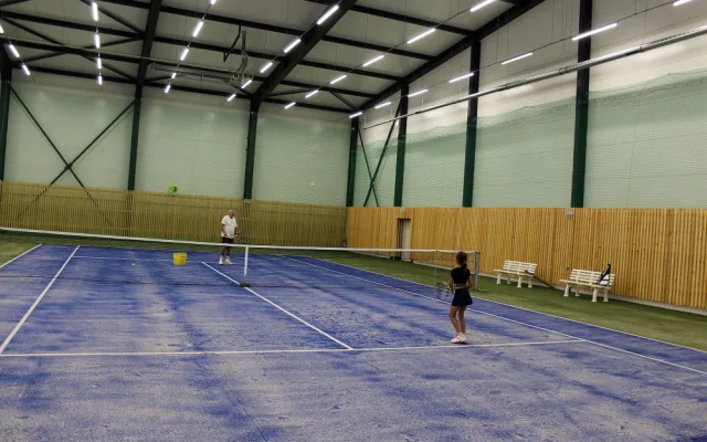 Jičín má novou sportovní halu. Sloužit bude pro tenis, badminton a další sporty
