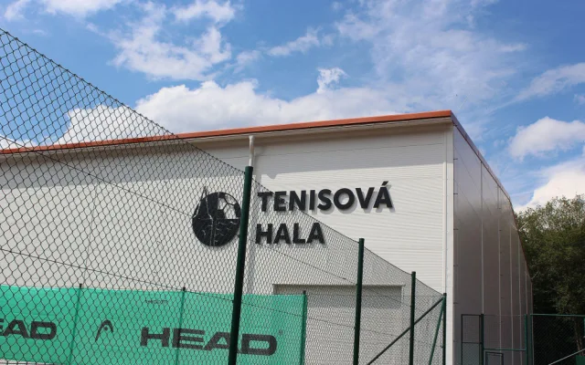 Jičín má novou sportovní halu. Sloužit bude pro tenis, badminton a další sporty