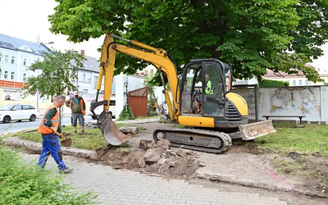 Dvůr Králové se pustil do revitalizace parčíku vedle křižovatky u lázní