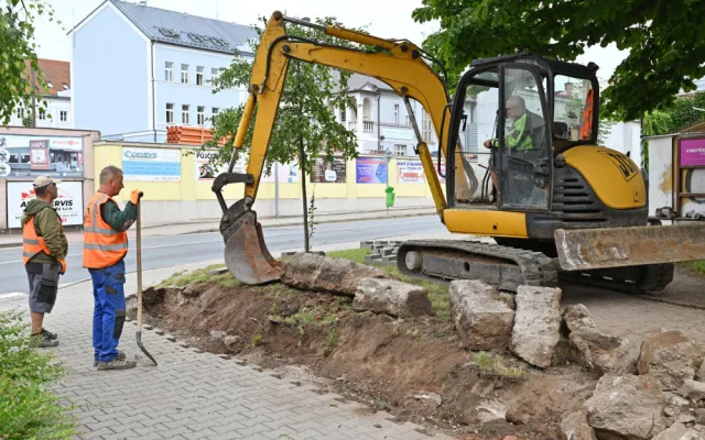 Dvůr Králové se pustil do revitalizace parčíku vedle křižovatky u lázní
