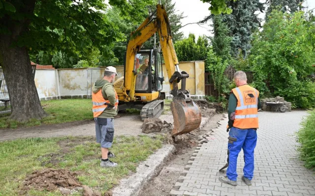 Dvůr Králové se pustil do revitalizace parčíku vedle křižovatky u lázní