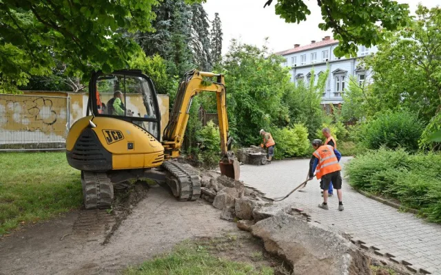 Dvůr Králové se pustil do revitalizace parčíku vedle křižovatky u lázní