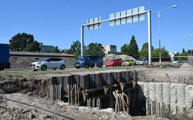 Na půlmiliardové přestavbě křižovatky Mileta v Hradci začala stavba podchodů