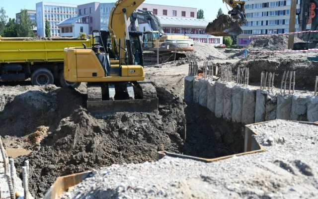 Na půlmiliardové přestavbě křižovatky Mileta v Hradci začala stavba podchodů
