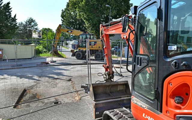 Obnova vodovodních trubek ve Dvoře Králové pokračuje. Práce postupují do závěrečné fáze