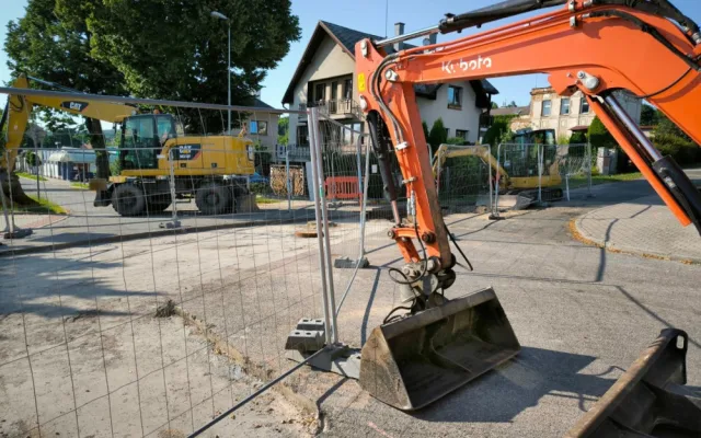 Obnova vodovodních trubek ve Dvoře Králové pokračuje. Práce postupují do závěrečné fáze