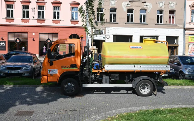 Hradec Králové pořídil nové vaky na zavlažování stromů. Použil peníze re-use projektu