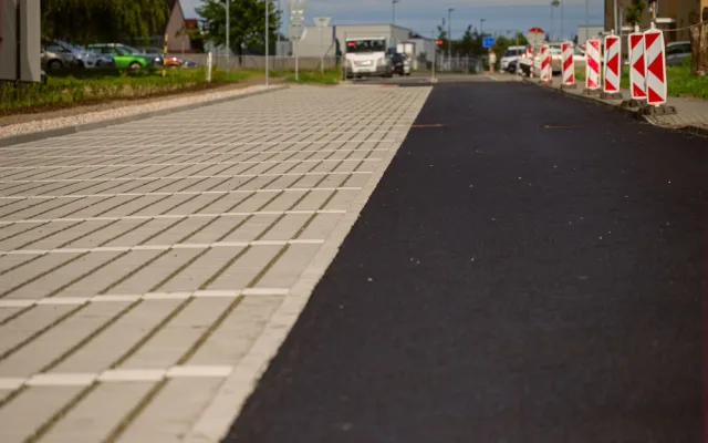 Zborovská ulice v Hořicích má nový povrch i parkovací místa