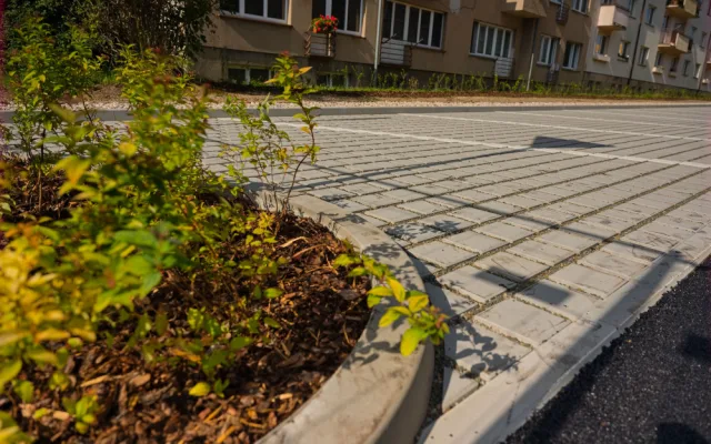 Zborovská ulice v Hořicích má nový povrch i parkovací místa