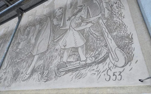 Obnova historického sgraffita oživila průčelí Dětské kliniky v Hradci Králové