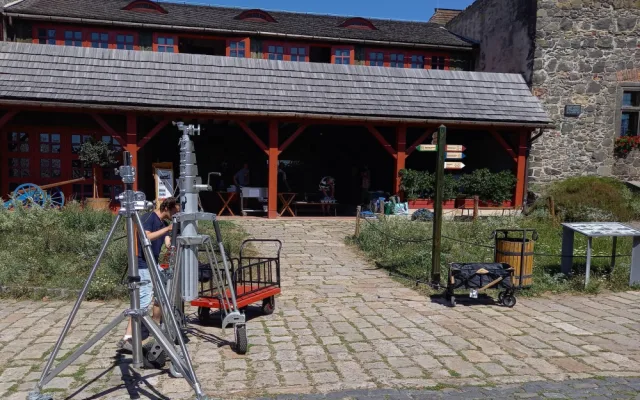 Filmaři obsadili Kunětickou horou. Natáčí tam rodinnou komedii Léto s Evženem