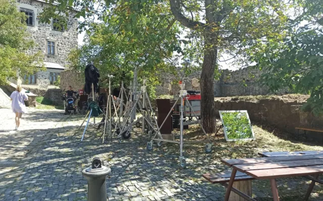 Filmaři obsadili Kunětickou horou. Natáčí tam rodinnou komedii Léto s Evženem