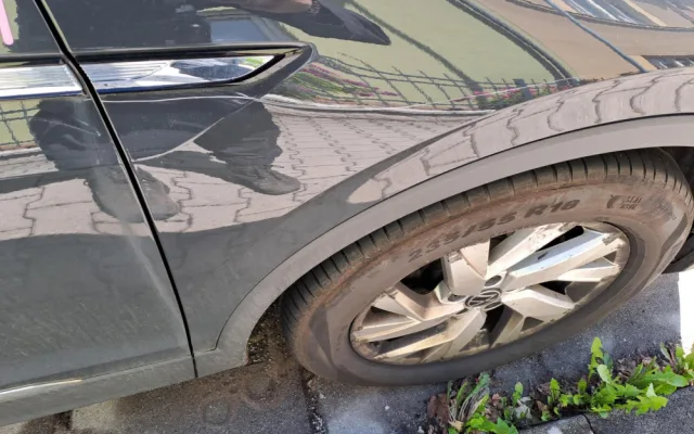 Noční vandal poškodil deset vozidel ve Dvoře Králové. Škoda skoro půl milionu