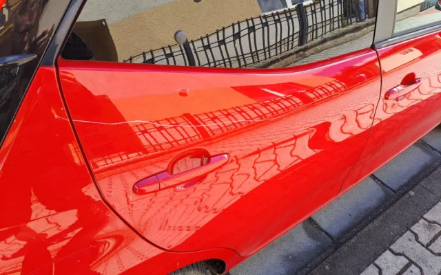 Noční vandal poškodil deset vozidel ve Dvoře Králové. Škoda skoro půl milionu