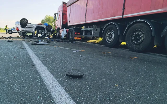Srážku dvou aut s kamionem u Chlumce nad Cidlinou nepřežil senior