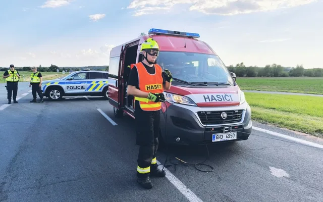 Srážku dvou aut s kamionem u Chlumce nad Cidlinou nepřežil senior