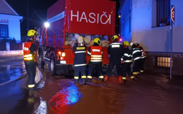 Bouřky zpustošily Královéhradecký kraj. Hasiči museli k více než stovce případů