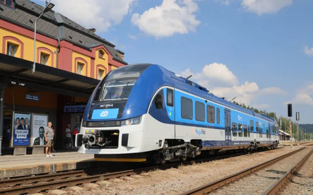 FOTO: Modernizace na kolejích. Královéhradecký kraj zavádí nové motorové vlaky RegioFox