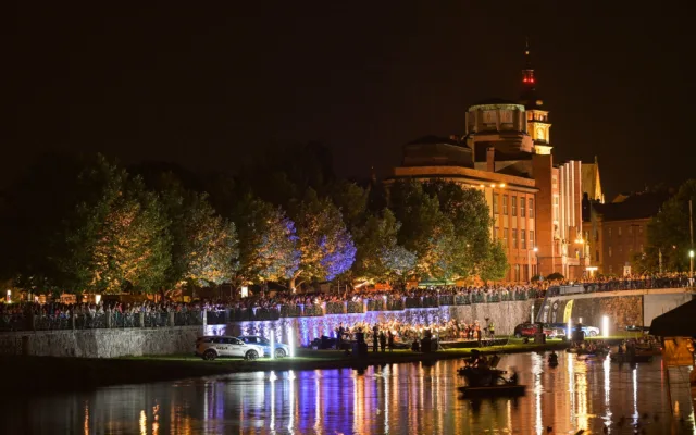 Hadecké filharmoniky sledovali lidé na štaflích i z paddleboardů