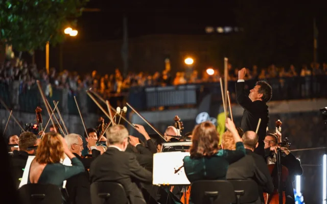 Hadecké filharmoniky sledovali lidé na štaflích i z paddleboardů