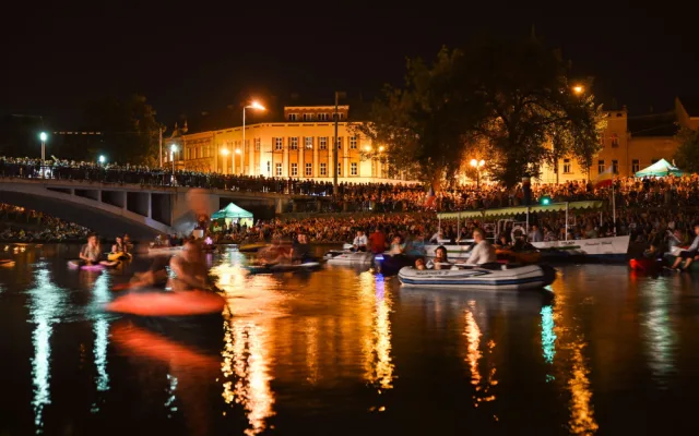 Hadecké filharmoniky sledovali lidé na štaflích i z paddleboardů