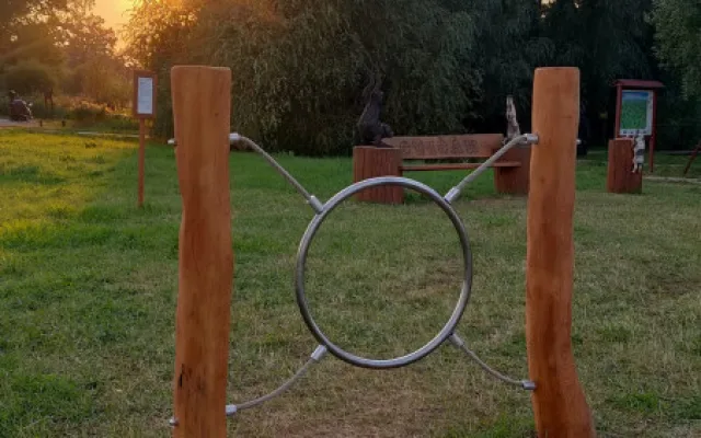 Město Lázně Bělohrad má nový park pro čtyřnohé mazlíčky. Otevře se příští týden