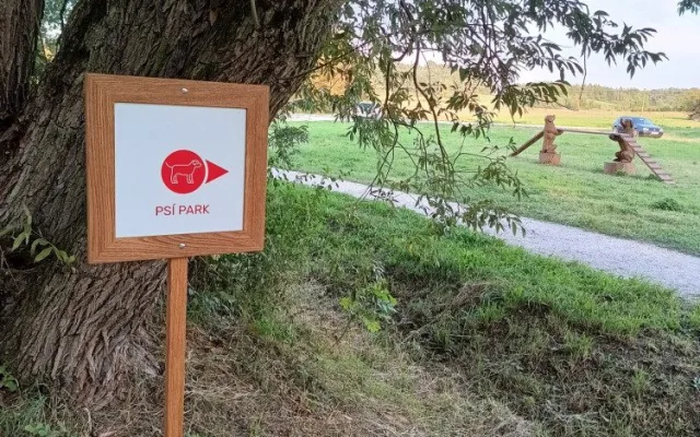 Město Lázně Bělohrad má nový park pro čtyřnohé mazlíčky. Otevře se příští týden