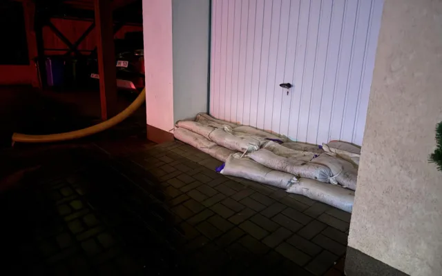 Hradec Králové nechal na ohrožená místa přesunout pytle s pískem. Město budou hlídat drony
