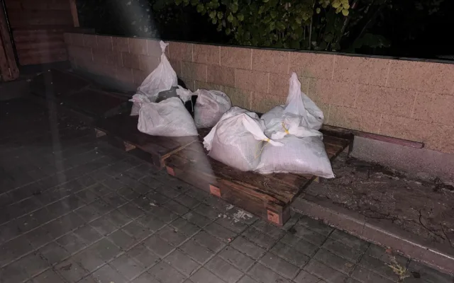 Hradec Králové nechal na ohrožená místa přesunout pytle s pískem. Město budou hlídat drony