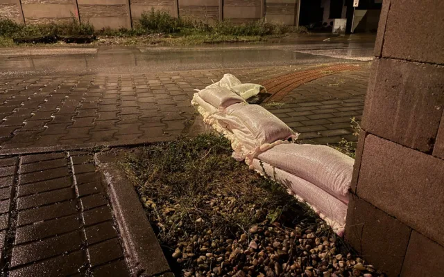 Hradec Králové nechal na ohrožená místa přesunout pytle s pískem. Město budou hlídat drony