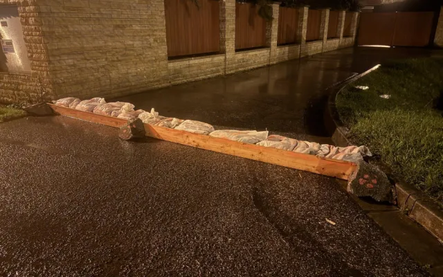 Hradec Králové nechal na ohrožená místa přesunout pytle s pískem. Město budou hlídat drony