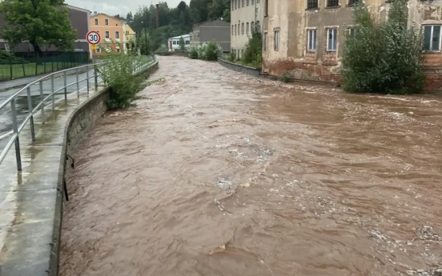 Nejhorší situace v Královéhradeckém kraji je na Broumovsku. Hasiči museli evakuovat několik obyvatel