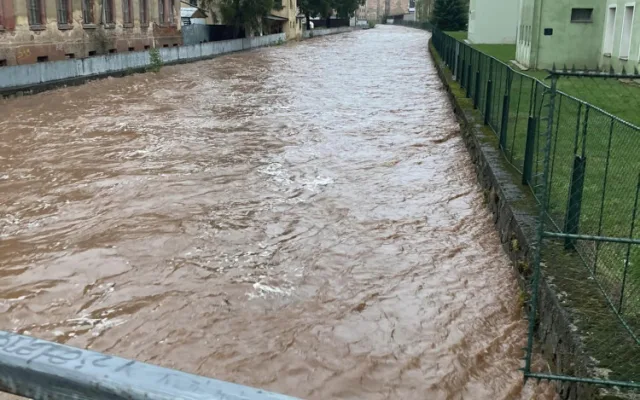 Nejhorší situace v Královéhradeckém kraji je na Broumovsku. Hasiči museli evakuovat několik obyvatel