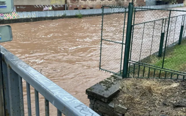 Nejhorší situace v Královéhradeckém kraji je na Broumovsku. Hasiči museli evakuovat několik obyvatel