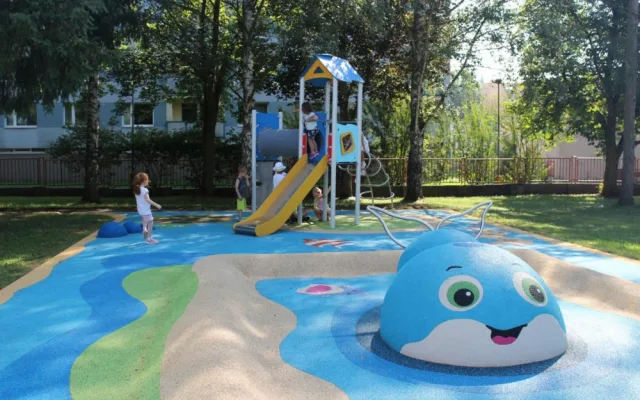 Školka Elišky Krásnohorské ve Dvoře Králové dostane novou zahradu s herními prvky