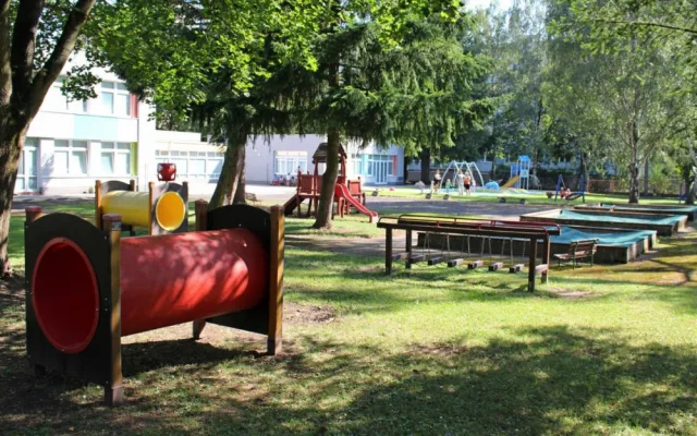 Školka Elišky Krásnohorské ve Dvoře Králové dostane novou zahradu s herními prvky