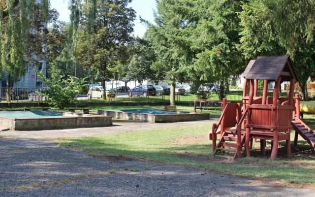 Školka Elišky Krásnohorské ve Dvoře Králové dostane novou zahradu s herními prvky