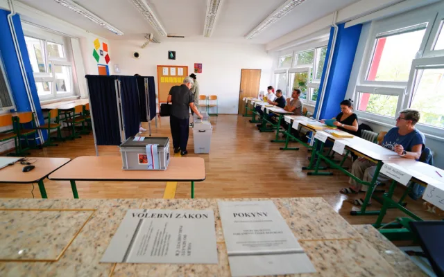 Volební místnosti se uzavřely. Začalo sčítání.