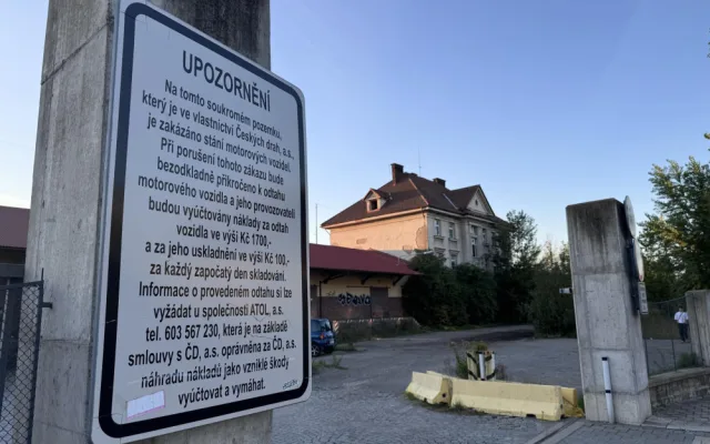 Hradecký Holubí dům: Od československé výpravny ke squatu, který půjde k zemi