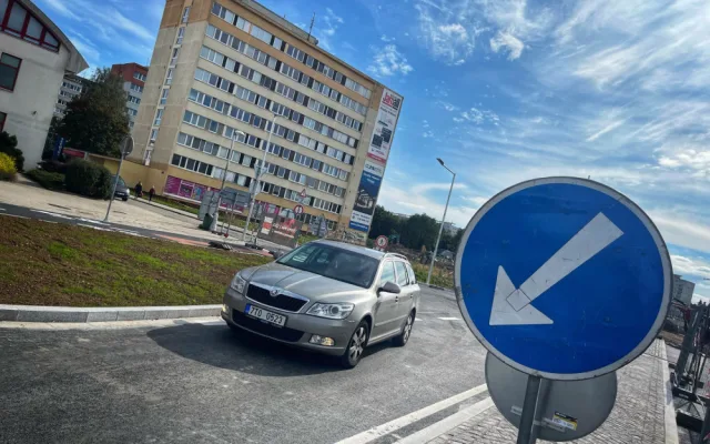 FOTO: Do části Hradecké ulice v Hradci se vrátila dneska doprava