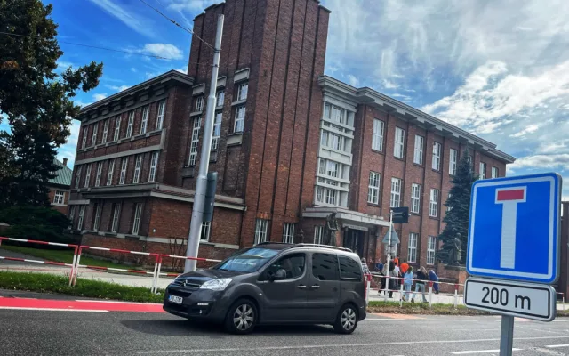 FOTO: Do části Hradecké ulice v Hradci se vrátila dneska doprava