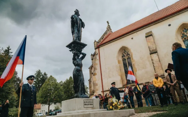 FOTO: Miletín slaví 900 let. Během oslav odhalil bronzové sousoší EPOPEJ MILETÍNA