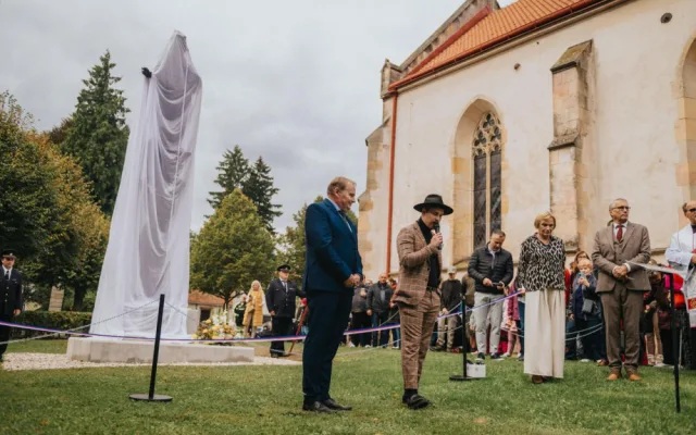 FOTO: Miletín slaví 900 let. Během oslav odhalil bronzové sousoší EPOPEJ MILETÍNA