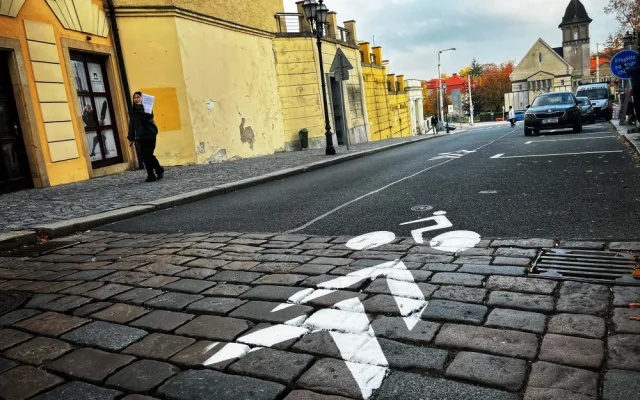 Řidiči v Hradci Králové potkají v centru nově cyklisty i v protisměru