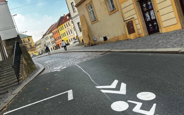 Řidiči v Hradci Králové potkají v centru nově cyklisty i v protisměru