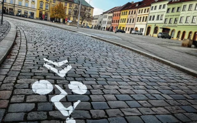 Řidiči v Hradci Králové potkají v centru nově cyklisty i v protisměru