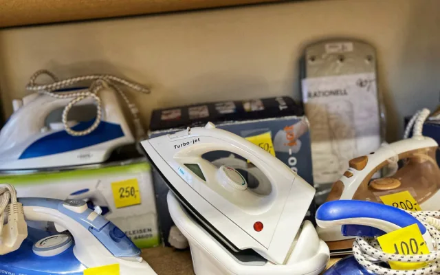 Přineste, ale i nakupujte, Re-use bazar v Hradci Králové prosí o podporu nákupů