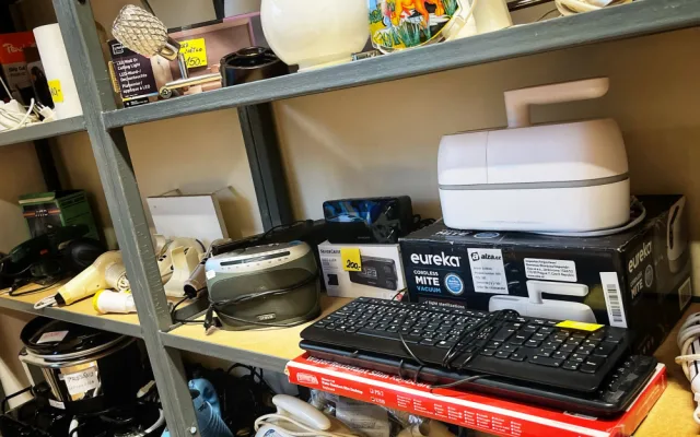 Přineste, ale i nakupujte, Re-use bazar v Hradci Králové prosí o podporu nákupů